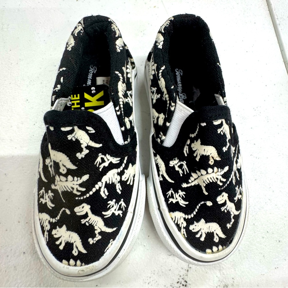 Toddler boys Tommy Bahama Dino skeleton glow in the dark skater shoes - size 5